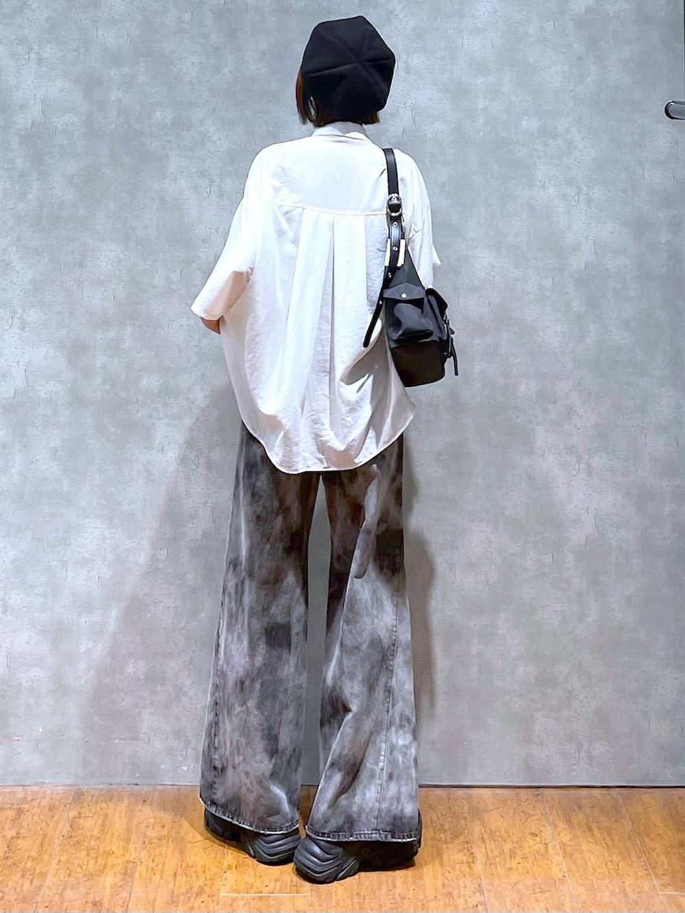 ブラック系のショルダーバッグ、ブラック系のデニムパンツ、ブラック系のスニーカーを着用したレディースの夏コーディネートの6枚目の写真