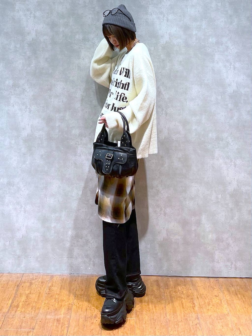 ブラック系のブーツ、イエロー系のシャツ/ブラウス、ホワイト系のニット/セーターを着用したレディースの秋コーディネートの8枚目の写真