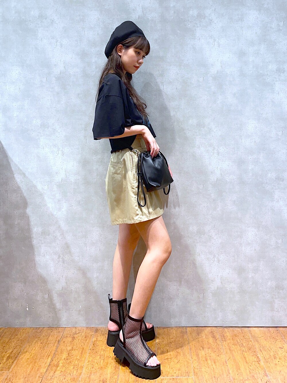 グレー系のTシャツ/カットソー、ブラック系のショルダーバッグ、ベージュ系のチノパンツを着用したレディースの夏コーディネートの2枚目の写真