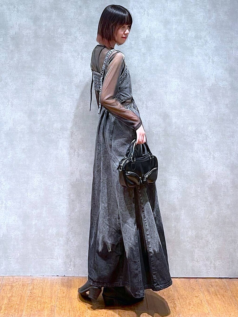 ブラック系のTシャツ/カットソー、ブラック系のワンピース、ブラック系のキャミソールを着用したレディースの春コーディネートの7枚目の写真