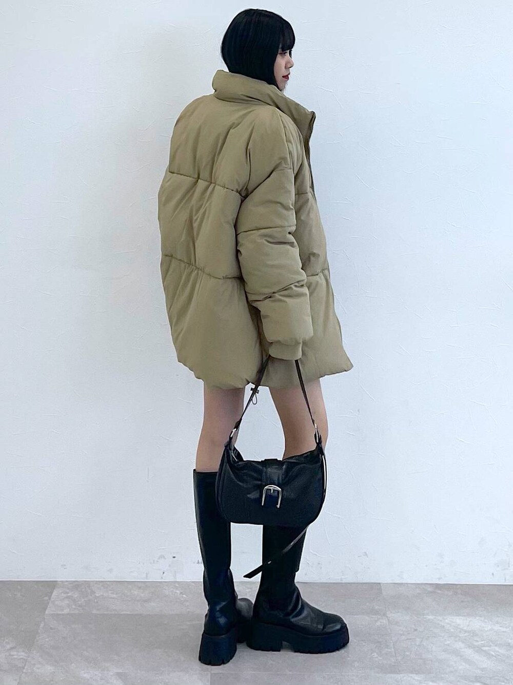 ブラック系のその他パンツ、ブラック系のショルダーバッグ、ブラック系のブーツを着用したレディースの秋コーディネートの5枚目の写真