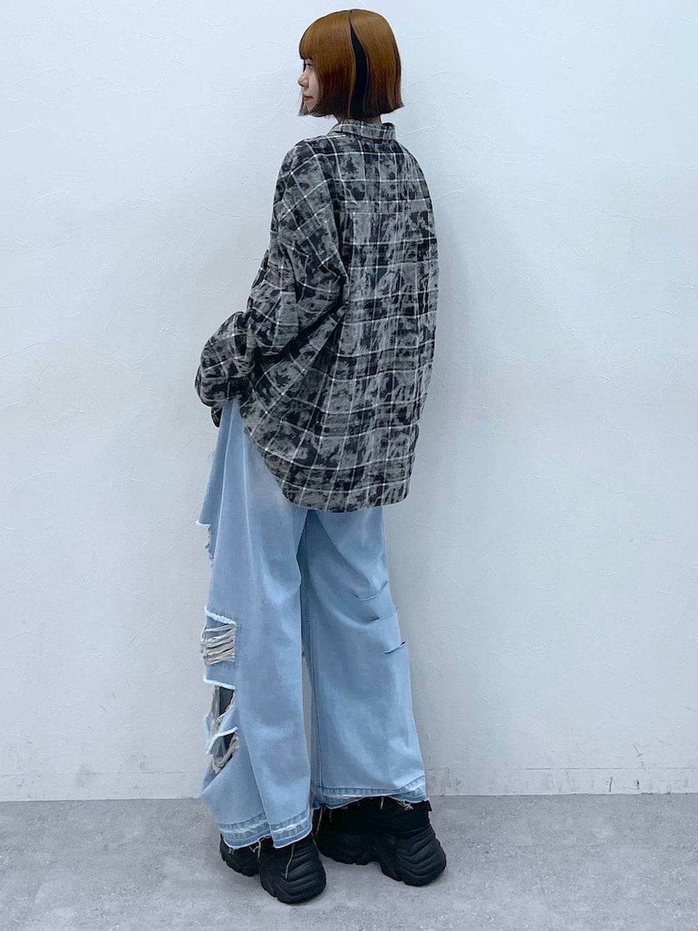 その他のデニムパンツ、ブラック系のショルダーバッグ、ブラック系のスニーカーを着用したレディースの夏コーディネートの7枚目の写真