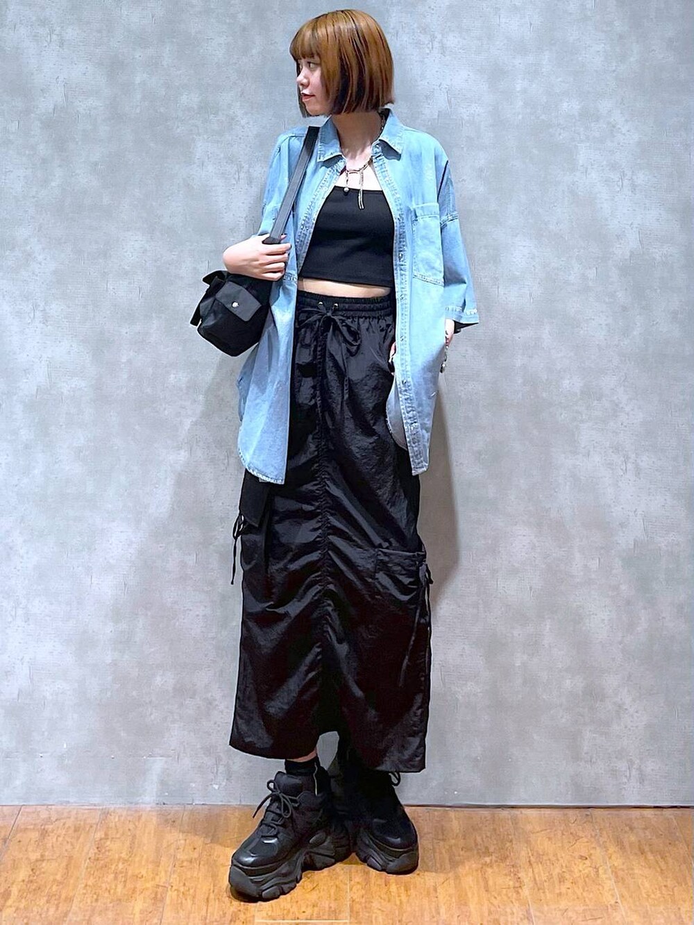 ブラック系のショルダーバッグ、ブラック系のスニーカー、ブラック系のキャミソールを着用したレディースの夏コーディネートの4枚目の写真