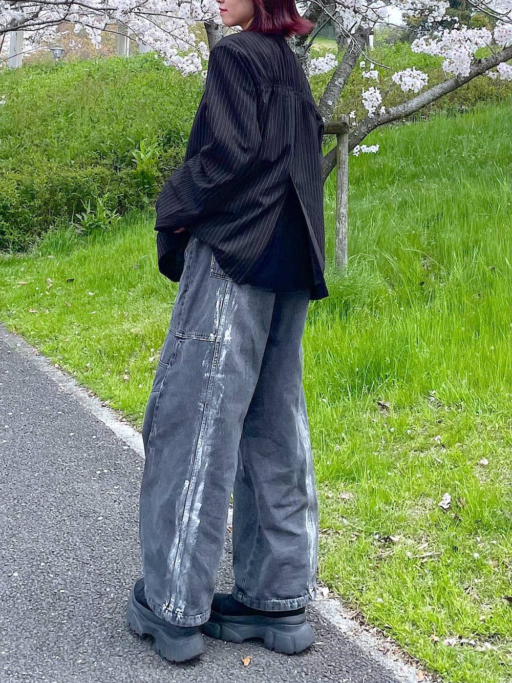 その他のテーラードジャケット、ブラック系のブーツ、ブラック系のデニムパンツを着用したレディースの春コーディネートの7枚目の写真