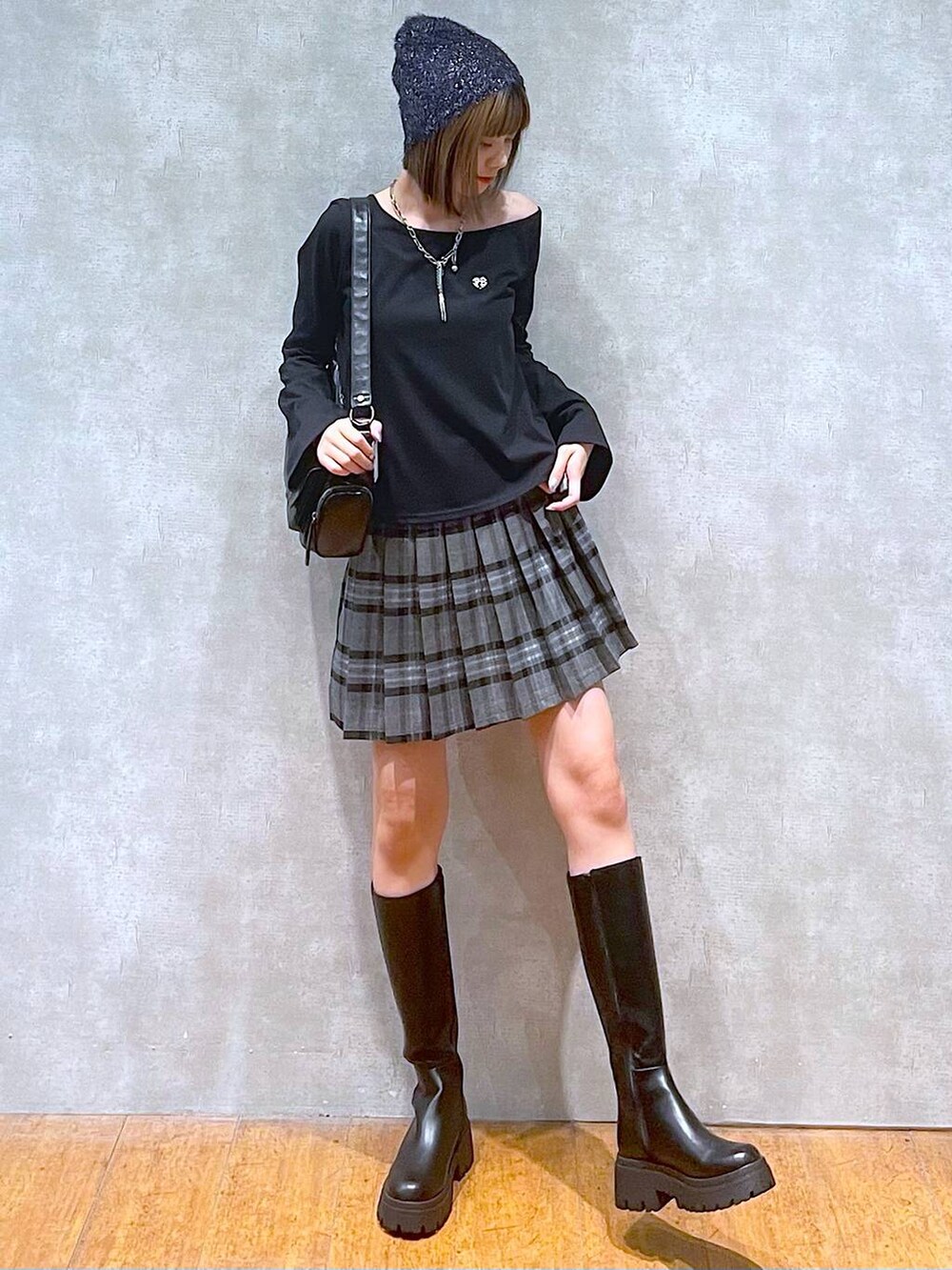 グレー系のその他パンツ、ブラック系のブーツ、ブラック系のTシャツ/カットソーを着用したレディースの秋コーディネートの3枚目の写真