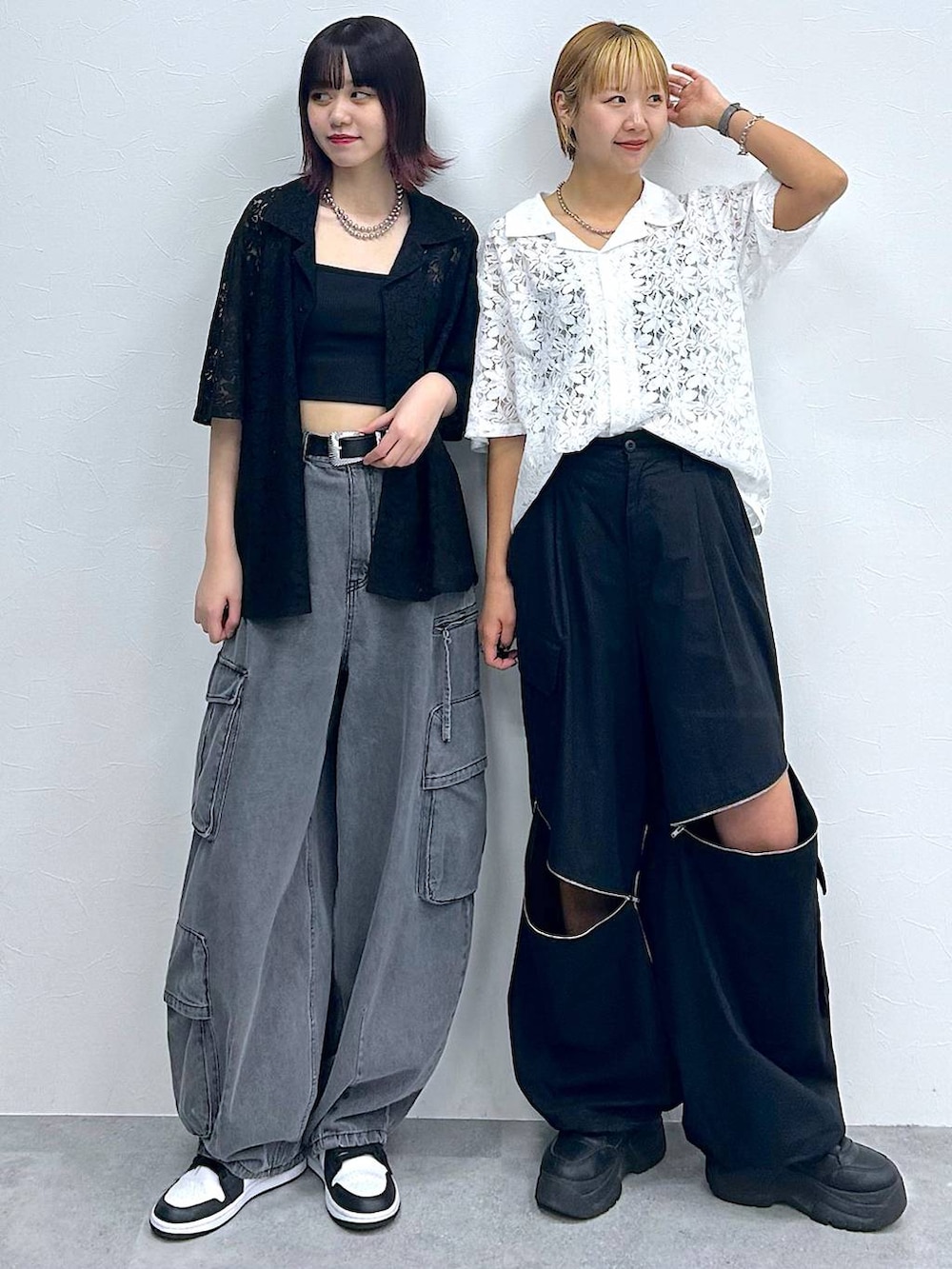 ブラック系のシャツ/ブラウス、ホワイト系のシャツ/ブラウス、ブラック系のキャミソールを着用したレディースの春コーディネートの2枚目の写真