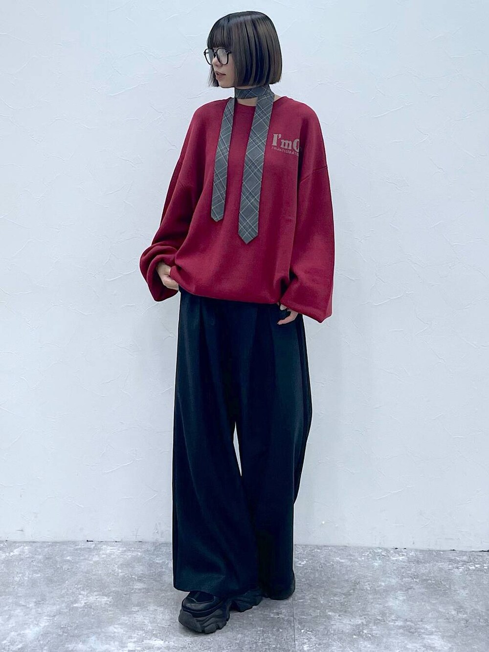 ブラック系のスニーカー、グレー系のネクタイ、ブラック系のスラックスを着用したレディースの秋コーディネートの2枚目の写真