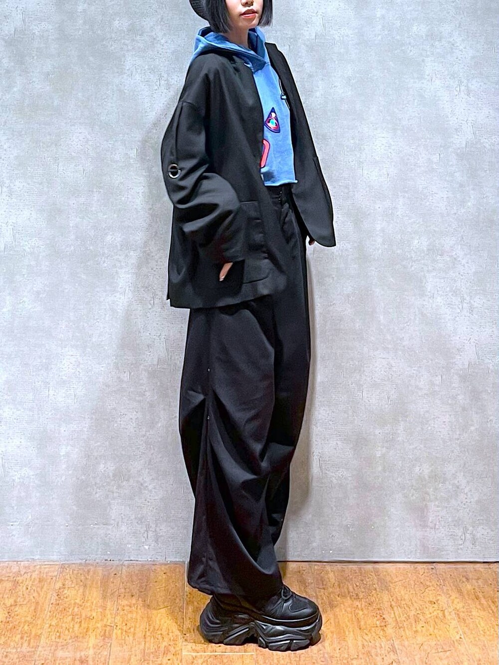 ブラック系のスニーカー、ブラック系のテーラードジャケット、ブラック系のその他パンツを着用したレディースの秋コーディネートの3枚目の写真