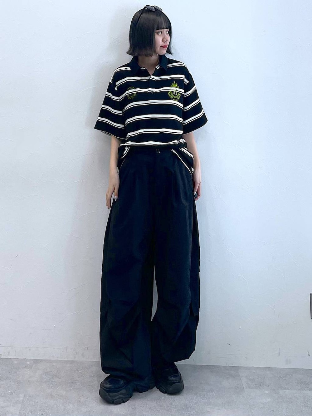 ブラック系のスニーカー、ブラック系のカーゴパンツ、ブラック系のTシャツ/カットソーを着用したレディースの夏コーディネートの7枚目の写真