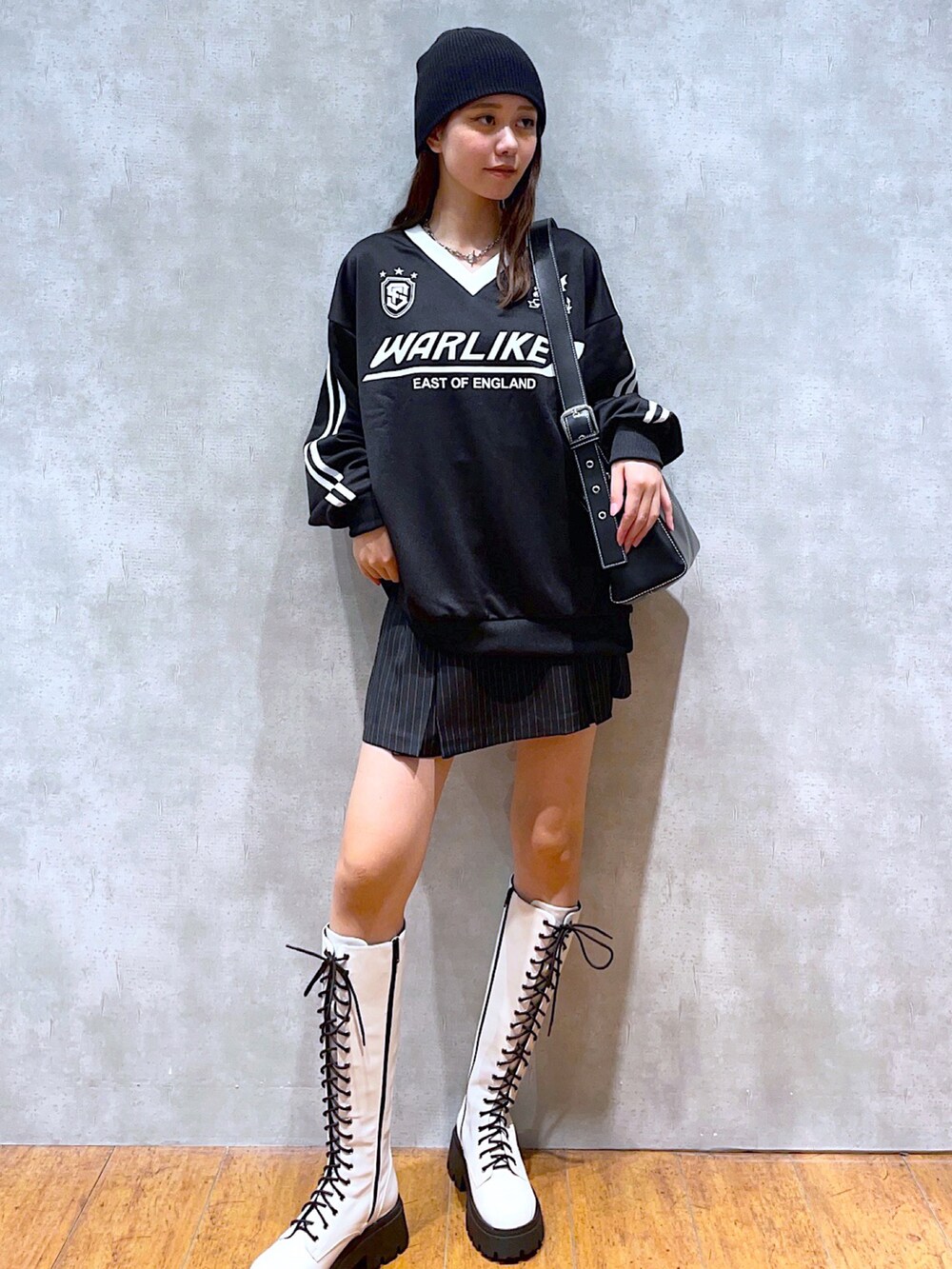 ブラック系のその他トップス、ブラック系のショルダーバッグ、その他のスカートを着用したレディースの秋コーディネートの2枚目の写真