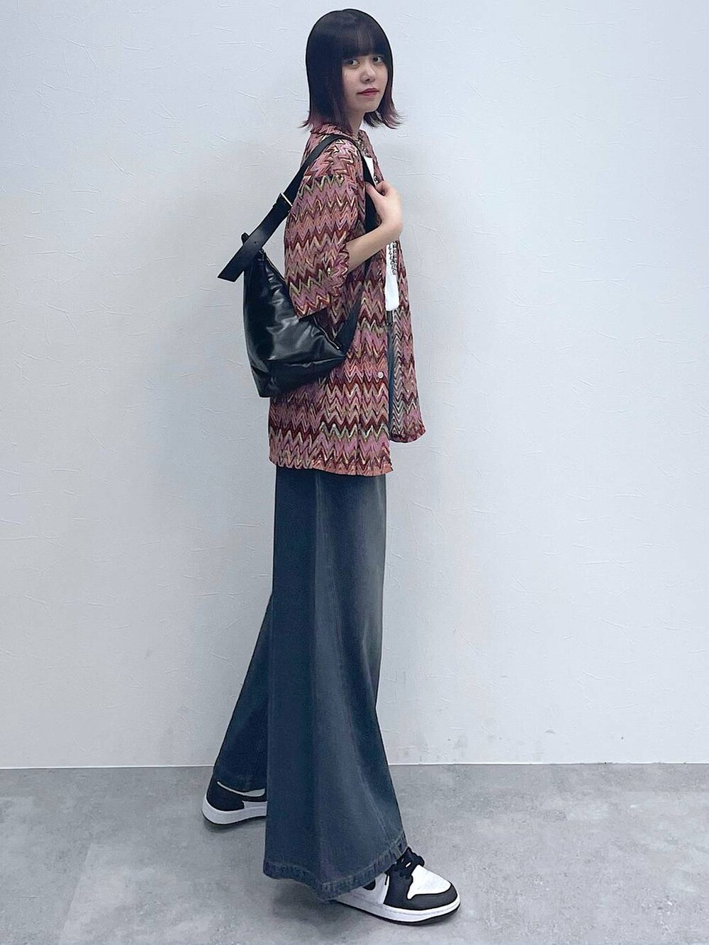 ピンク系のシャツ/ブラウス、ブルー系のデニムパンツ、ホワイト系のTシャツ/カットソーを着用したレディースの春コーディネートの3枚目の写真