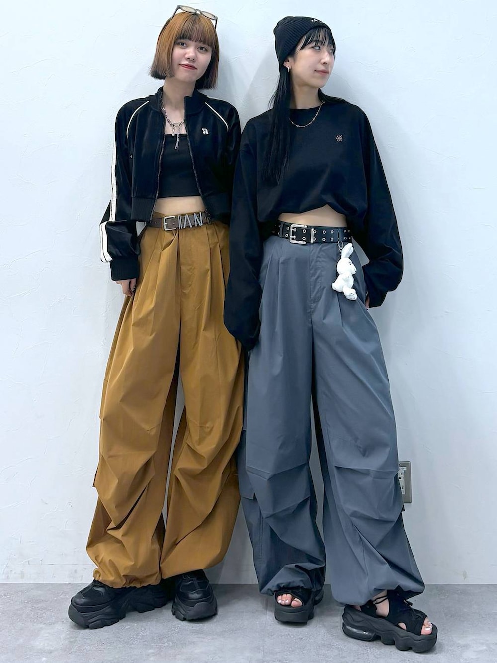 ブラック系のスニーカー、グレー系のカーゴパンツ、ブラウン系のカーゴパンツを着用したレディースの夏コーディネートの2枚目の写真