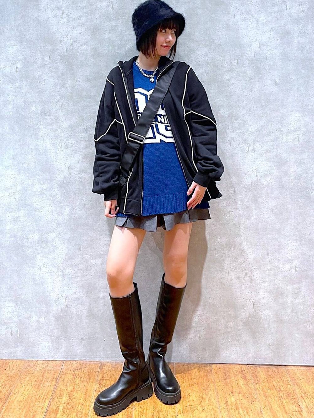 ブラック系のブーツ、ブラック系のスウェット、グレー系のその他パンツを着用したレディースの冬コーディネートの4枚目の写真