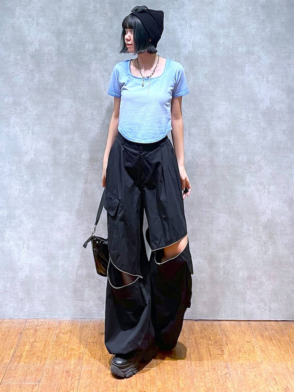 ブラック系のスニーカー、ブラック系のカーゴパンツ、ブルー系のTシャツ/カットソーを着用したレディースの夏コーディネートの7枚目の写真