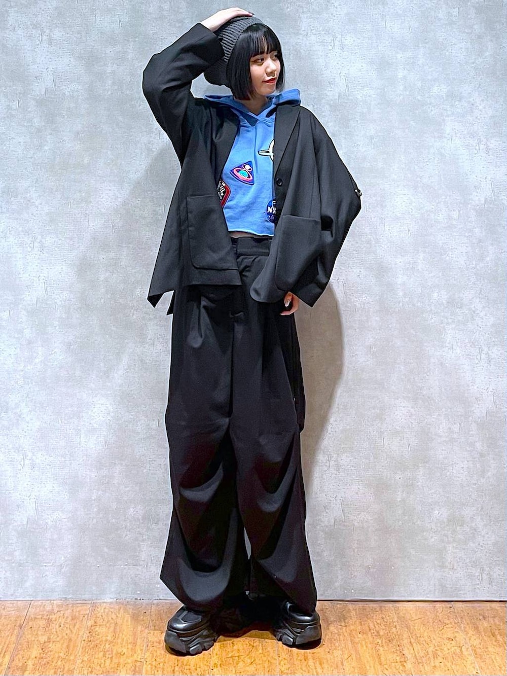 ブラック系のスニーカー、ブラック系のテーラードジャケット、ブラック系のその他パンツを着用したレディースの秋コーディネートの9枚目の写真