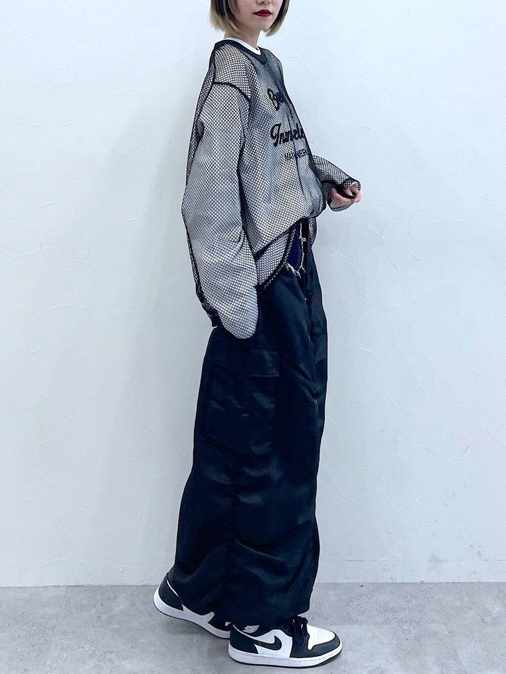 ブラック系のTシャツ/カットソー、ブラック系のスカートを着用したレディースの冬コーディネートの4枚目の写真