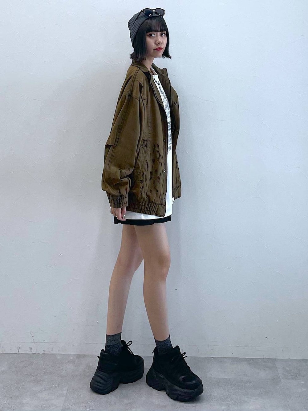 ブラック系のスニーカー、ブラック系のその他パンツ、ブラウン系のデニムジャケットを着用したレディースの夏コーディネートの5枚目の写真