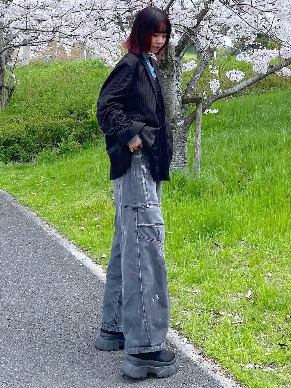 その他のテーラードジャケット、ブラック系のブーツ、ブラック系のデニムパンツを着用したレディースの春コーディネートの5枚目の写真