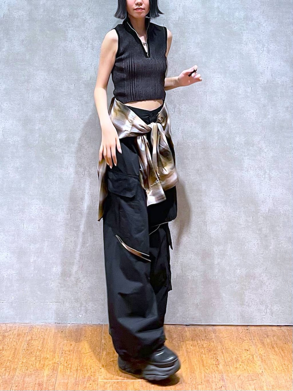 ブラック系のスニーカー、ブラック系のニット/セーター、ブラック系のカーゴパンツを着用したレディースの秋コーディネートの7枚目の写真