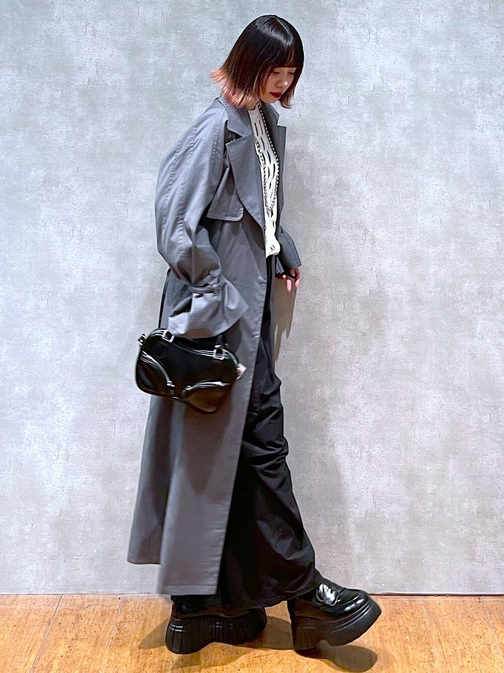 ホワイト系のニット/セーター、ブラック系のカーゴパンツ、ブラック系のキャミソールを着用したレディースの春コーディネートの5枚目の写真