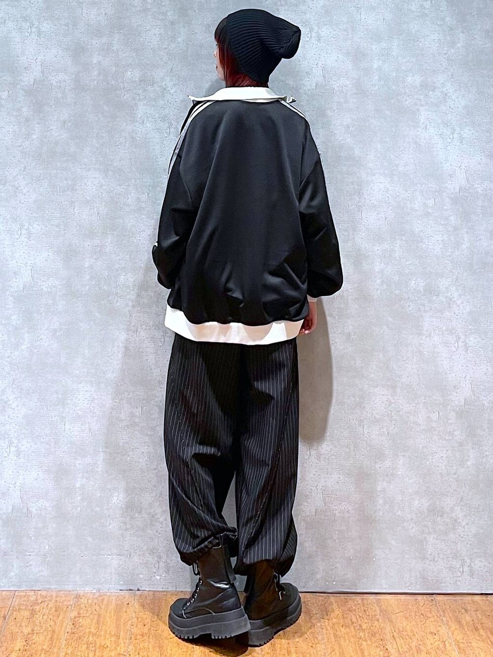 ブラック系のその他アウター、その他のその他パンツ、ブルー系のスウェットを着用したレディースの冬コーディネートの7枚目の写真