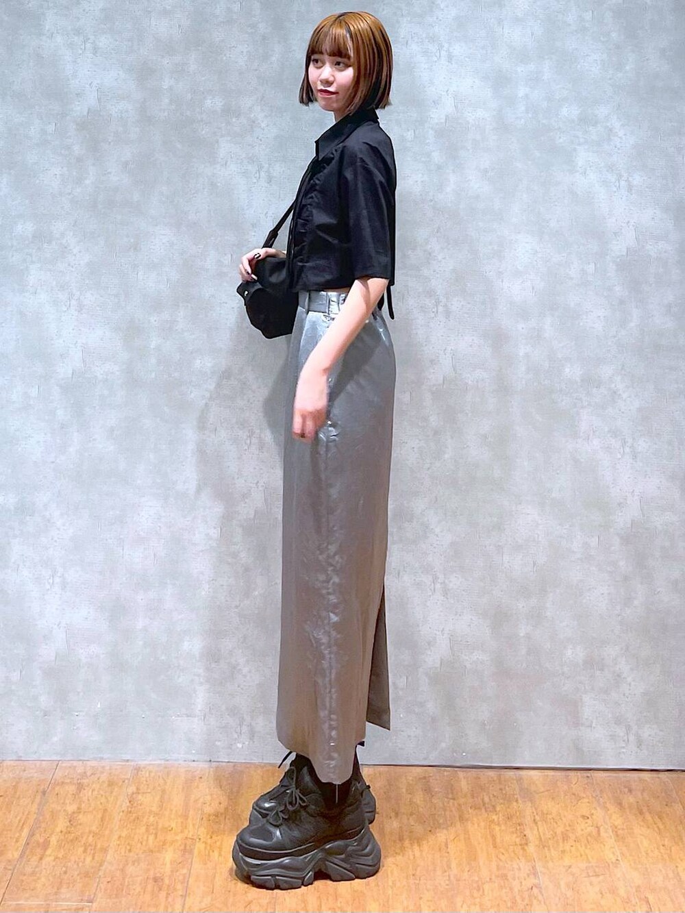 ブラック系のショルダーバッグ、ブラック系のスニーカー、ブラック系のシャツ/ブラウスを着用したレディースの夏コーディネートの5枚目の写真