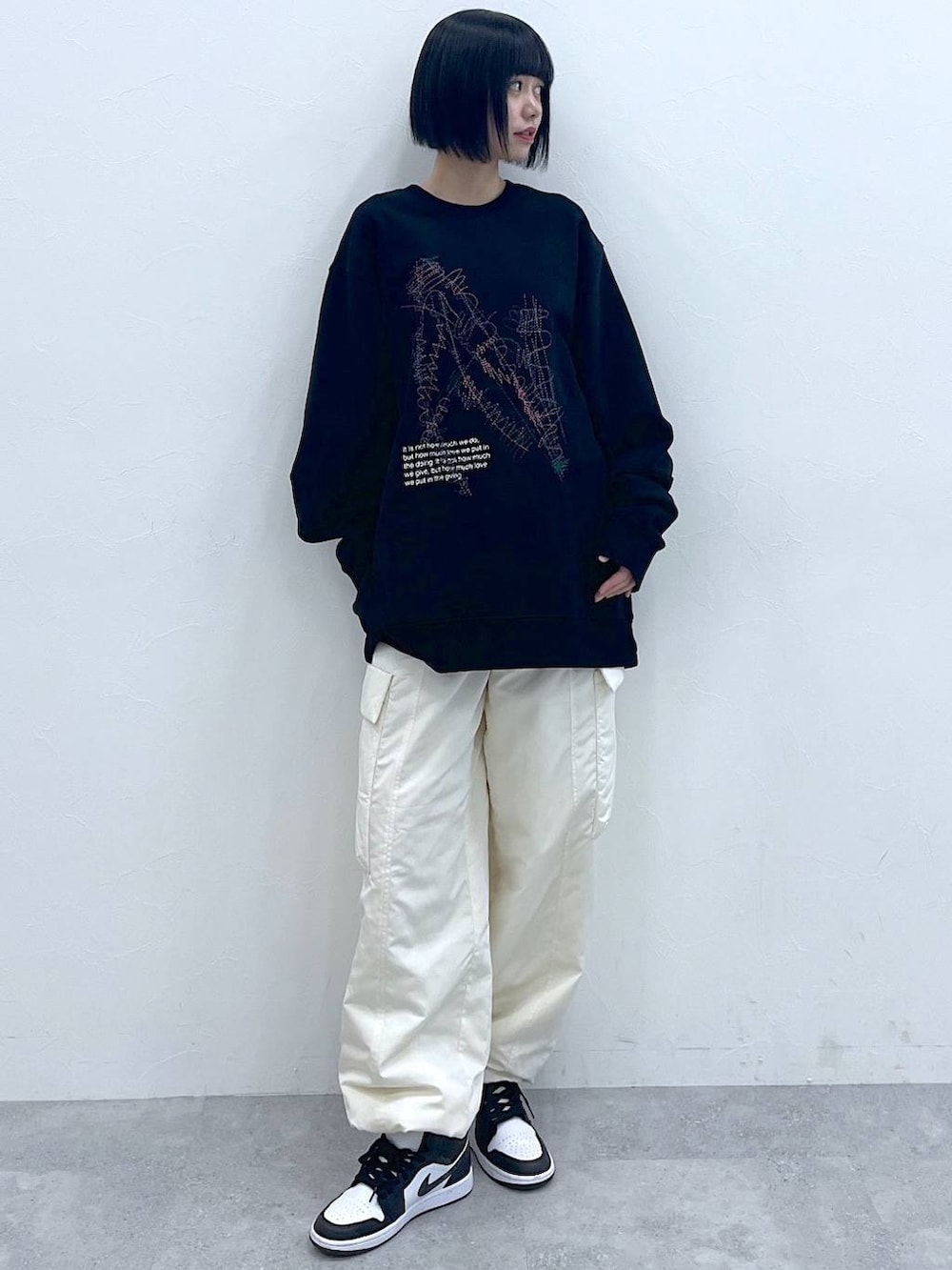 ホワイト系のカーゴパンツ、ブラック系のスウェットを着用したレディースの冬コーディネートの5枚目の写真