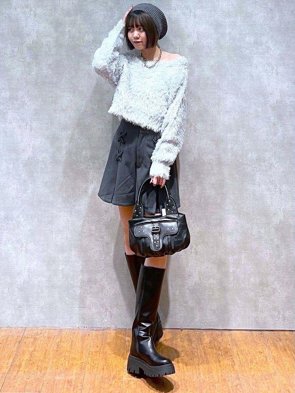 グレー系のその他パンツ、ブラック系のハンドバッグ、ブラック系のブーツを着用したレディースの秋コーディネートの8枚目の写真