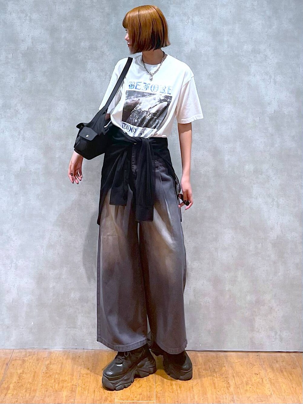 ブラック系のショルダーバッグ、ブラック系のスニーカー、ブラック系のシャツ/ブラウスを着用したレディースの夏コーディネートの3枚目の写真