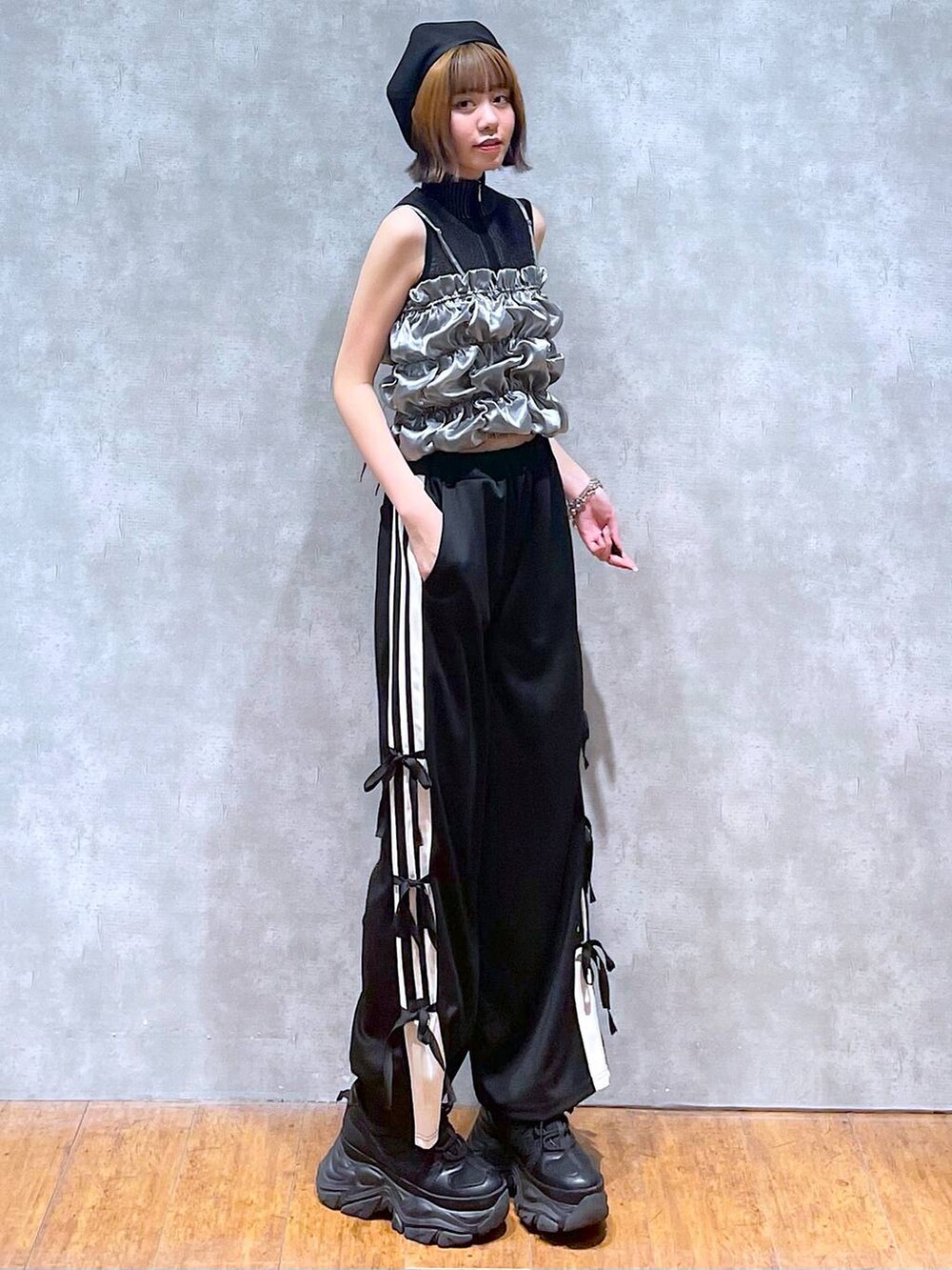 ブラック系のスニーカー、ブラック系のニット/セーター、ブラック系のその他パンツを着用したレディースの夏コーディネートの4枚目の写真