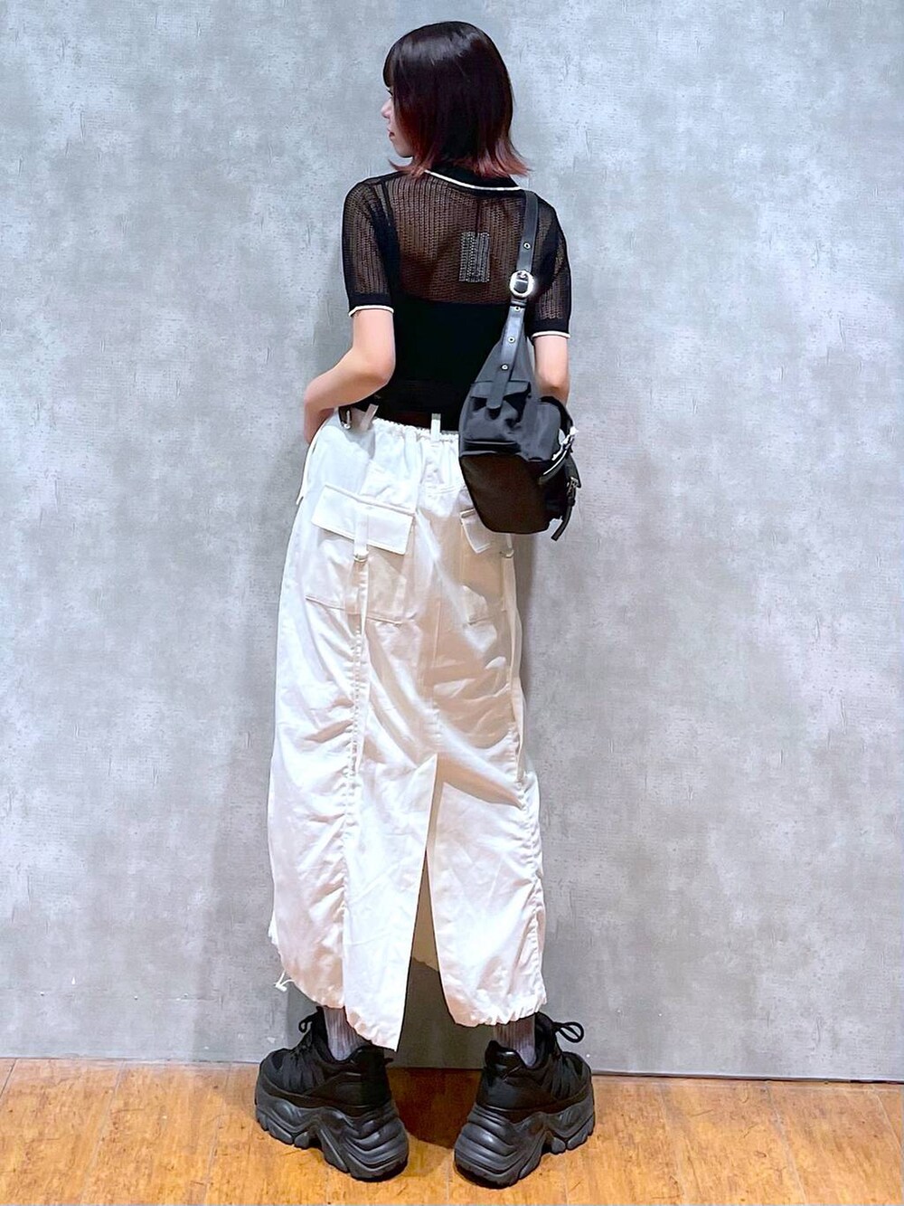 ブラック系のショルダーバッグ、ブラック系のスニーカー、ブラック系のキャミソールを着用したレディースの夏コーディネートの5枚目の写真