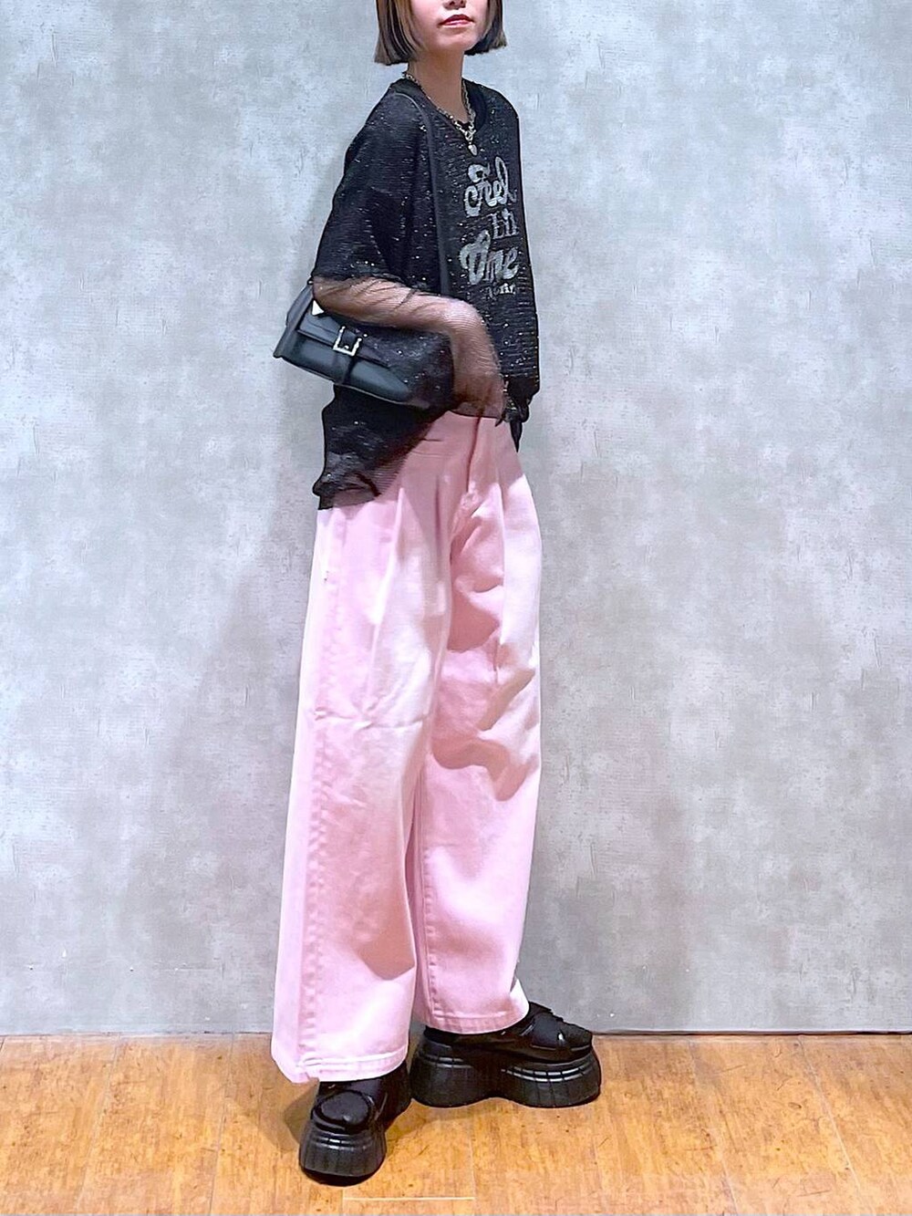 ブラック系のスニーカー、ブラック系のTシャツ/カットソー、ブラック系のTシャツ/カットソーを着用したレディースの夏コーディネートの4枚目の写真