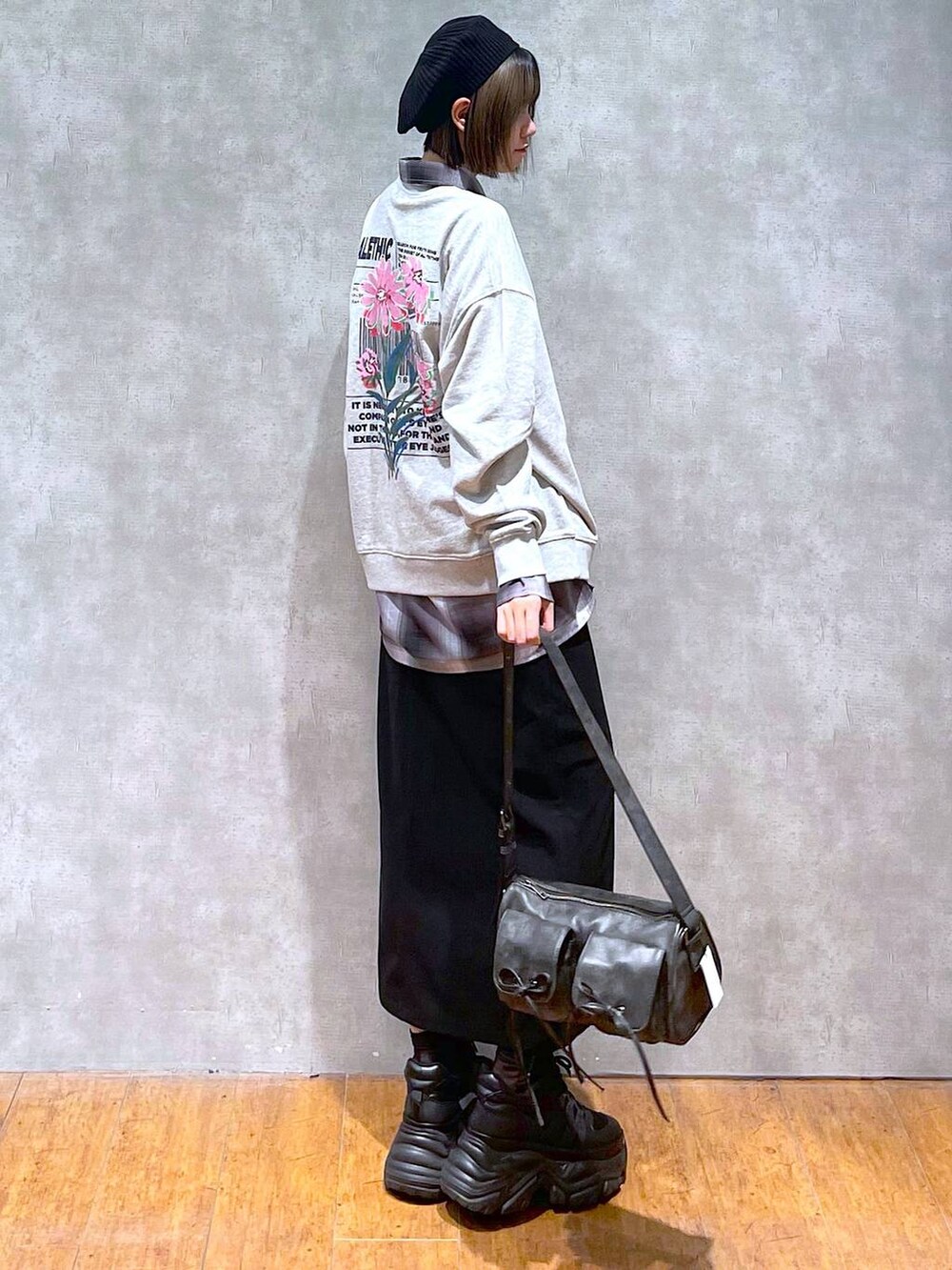 ブラック系のスニーカー、ブラック系のショルダーバッグ、グレー系のシャツ/ブラウスを着用したレディースの秋コーディネートの3枚目の写真