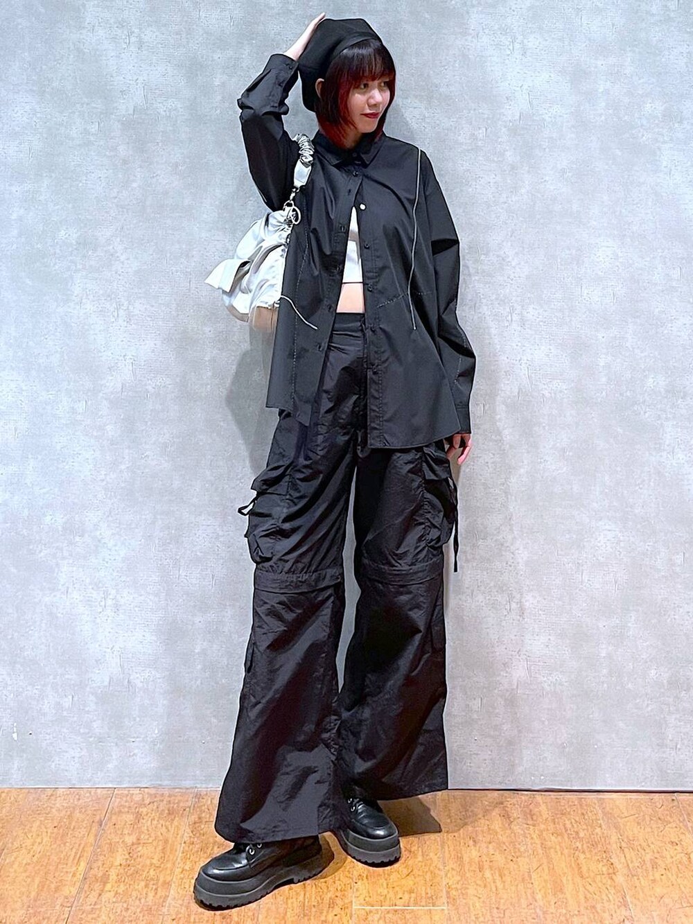 ブラック系のシャツ/ブラウス、ブラック系のカーゴパンツ、ブラック系のブーツを着用したレディースの冬コーディネートの3枚目の写真