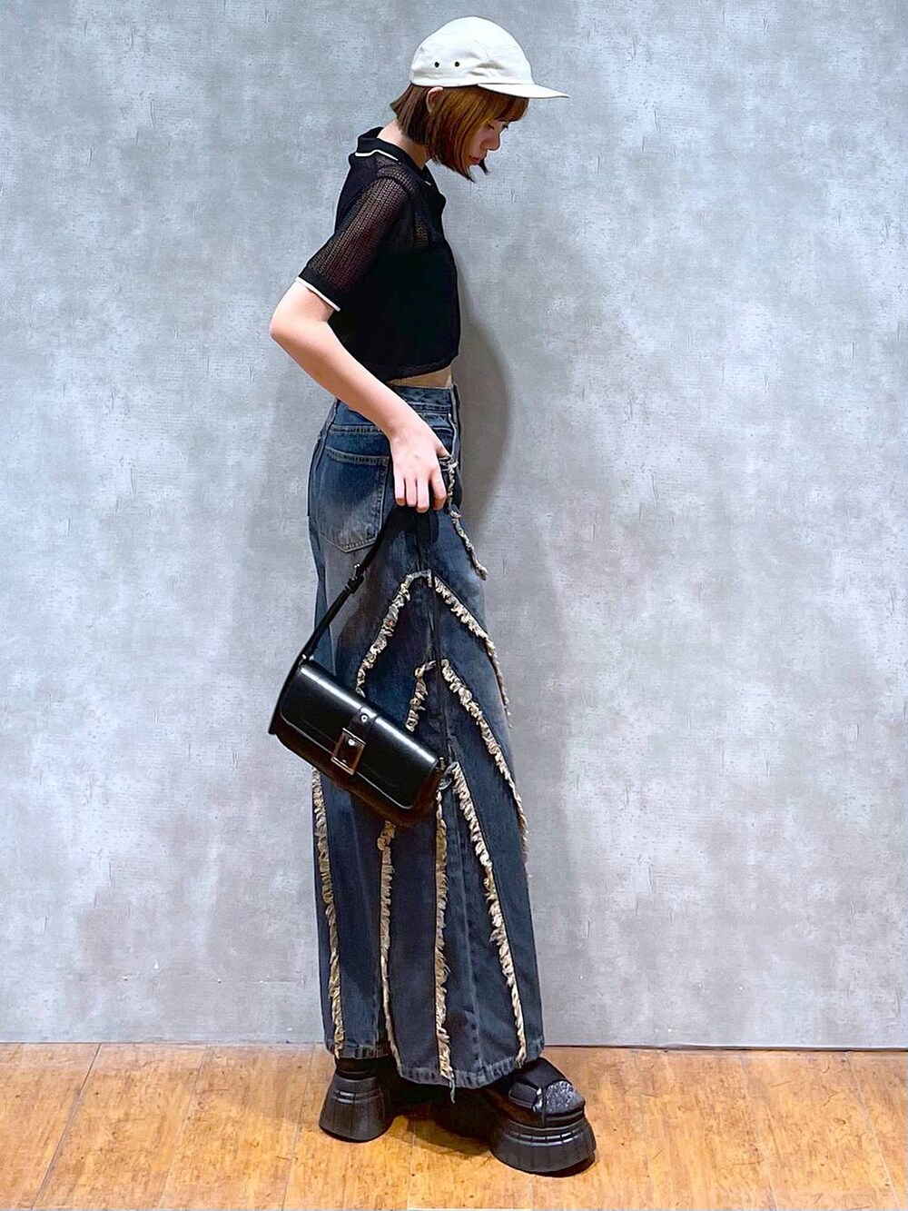 ブラック系のスニーカー、ブラック系のキャミソール、ブラック系のハンドバッグを着用したレディースの夏コーディネートの4枚目の写真