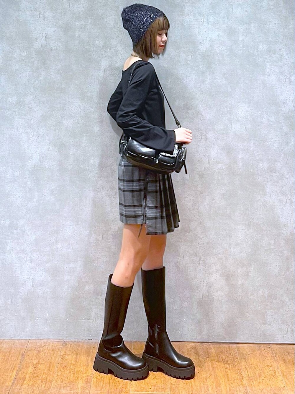 グレー系のその他パンツ、ブラック系のブーツ、ブラック系のTシャツ/カットソーを着用したレディースの秋コーディネートの5枚目の写真