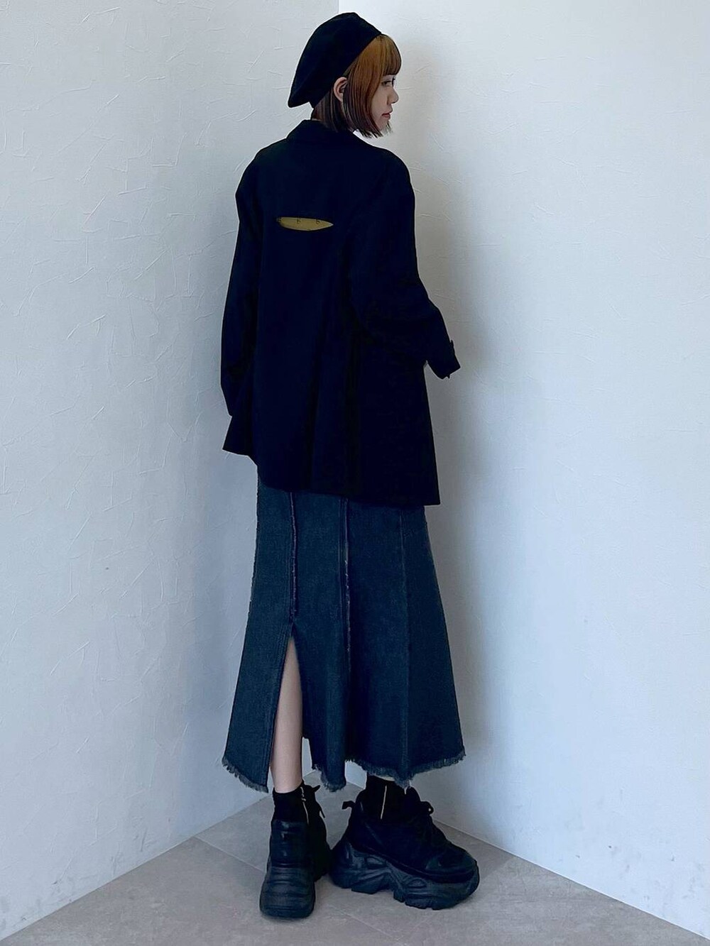 ブラック系のスニーカー、ブラック系のデニムスカート、イエロー系のTシャツ/カットソーを着用したレディースの夏コーディネートの2枚目の写真