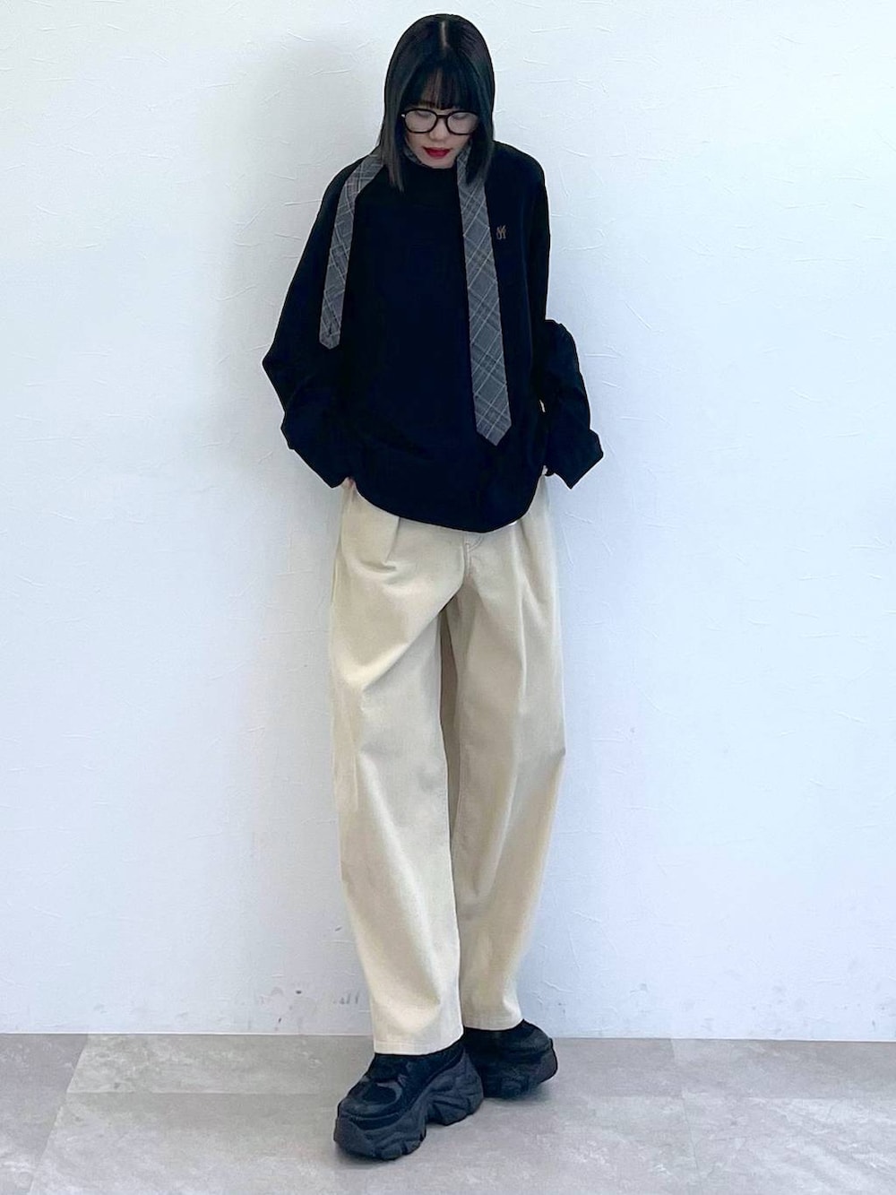 ブラック系のスニーカー、グレー系のネクタイ、ブラック系のTシャツ/カットソーを着用したレディースの秋コーディネートの7枚目の写真