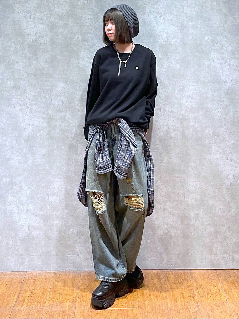 ブラック系のスニーカー、ブルー系のデニムパンツ、ブルー系のシャツ/ブラウスを着用したレディースの秋コーディネートの2枚目の写真