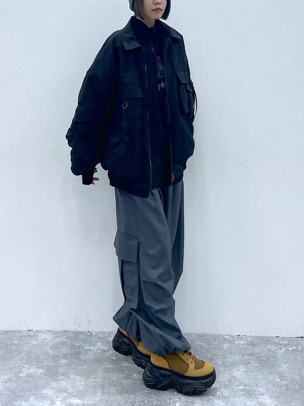 ブラウン系のブーツ、ブラック系のブルゾン、ブラック系のスウェットを着用したレディースの秋コーディネートの4枚目の写真