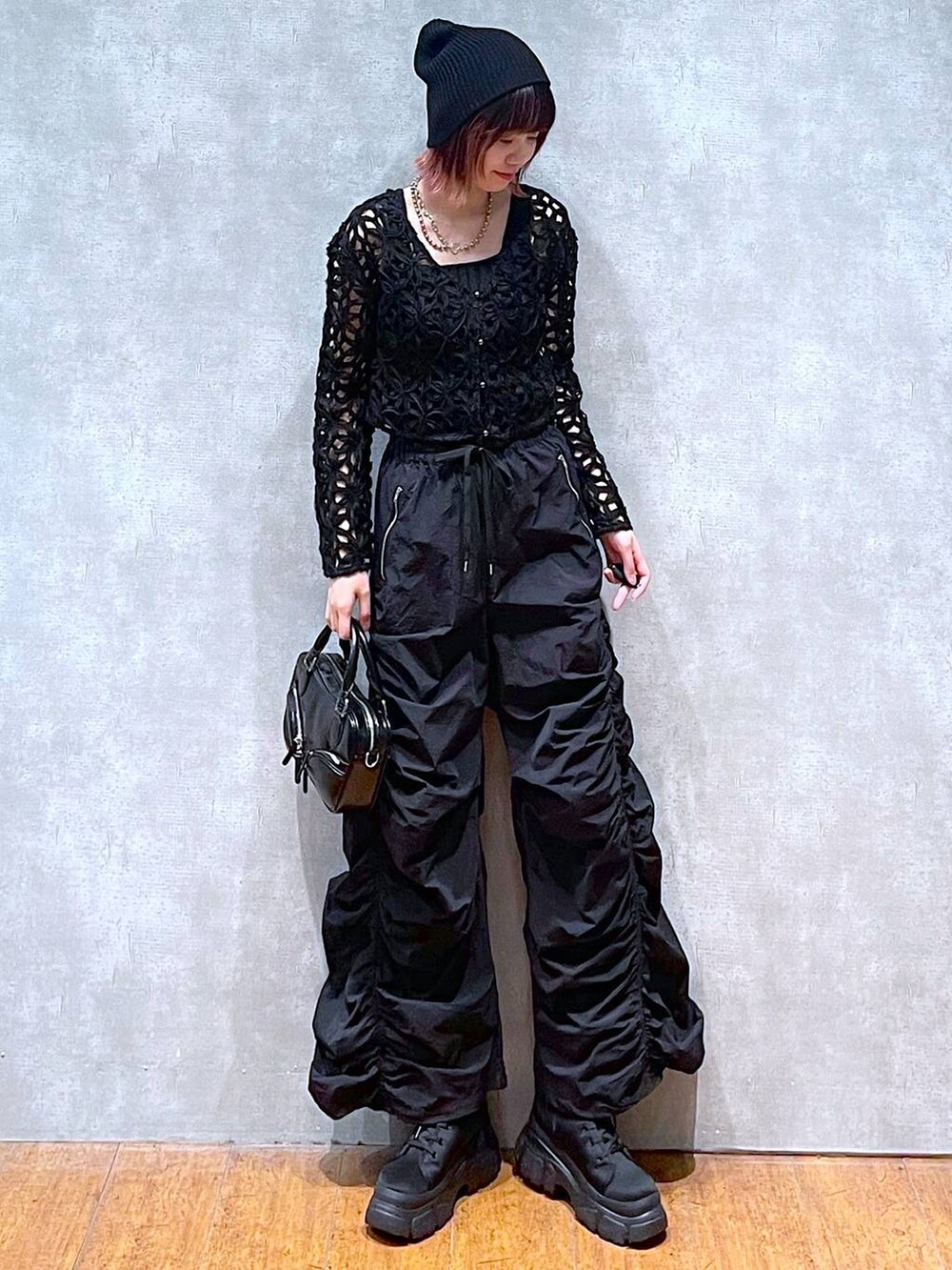 ブラック系のシャツ/ブラウス、ブラック系のタンクトップ、ブラック系のその他パンツを着用したレディースの春コーディネートの3枚目の写真