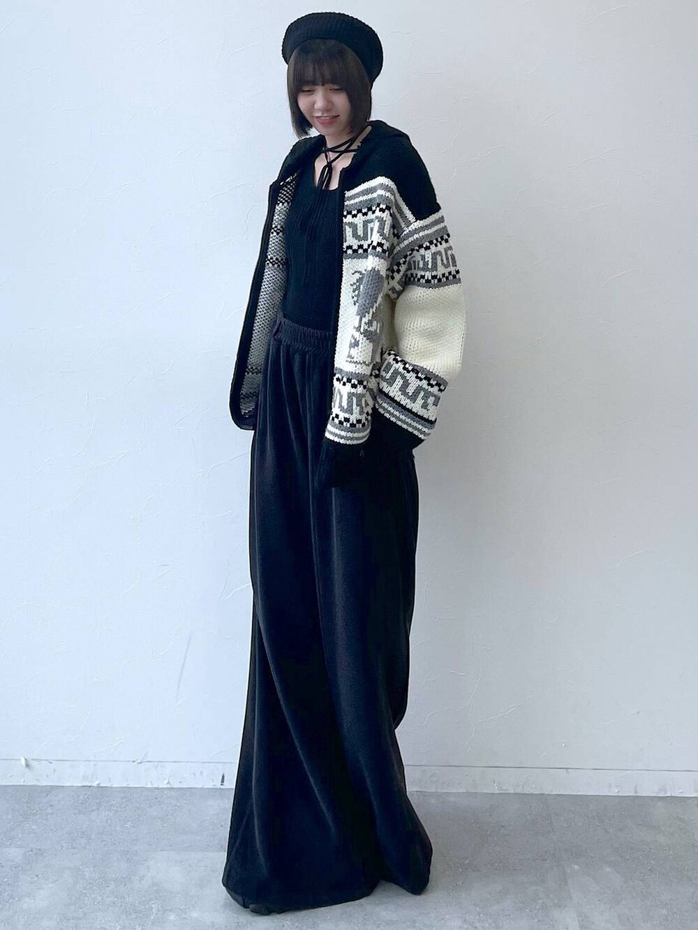 ブラック系のスニーカー、ブラック系のカーディガン/ボレロ、ブラック系のスウェットパンツを着用したレディースの秋コーディネートの3枚目の写真