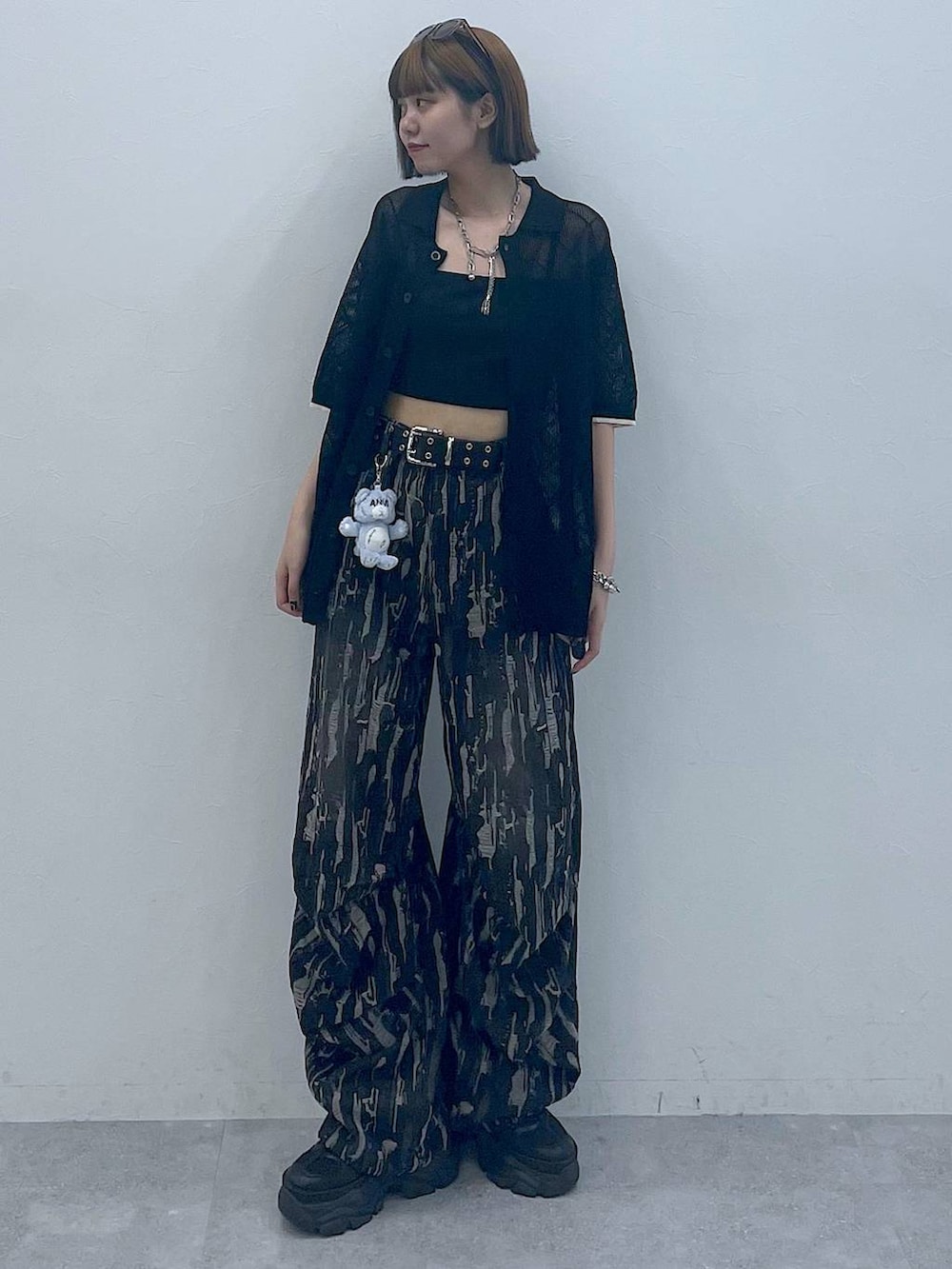 ブラック系のスニーカー、ブラック系のキャミソール、ブラック系のシャツ/ブラウスを着用したレディースの夏コーディネートの4枚目の写真