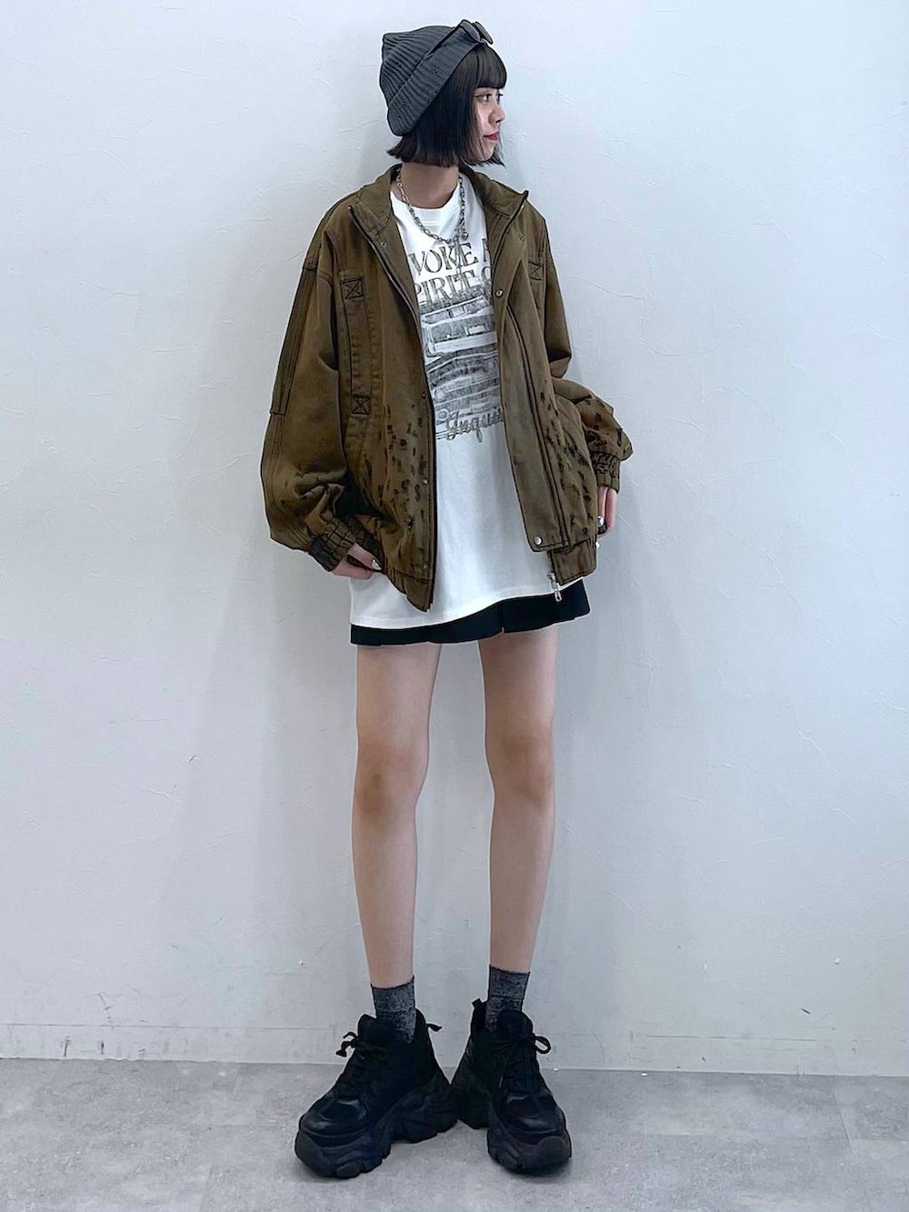 ブラック系のスニーカー、ブラック系のその他パンツ、ブラウン系のデニムジャケットを着用したレディースの夏コーディネートの2枚目の写真