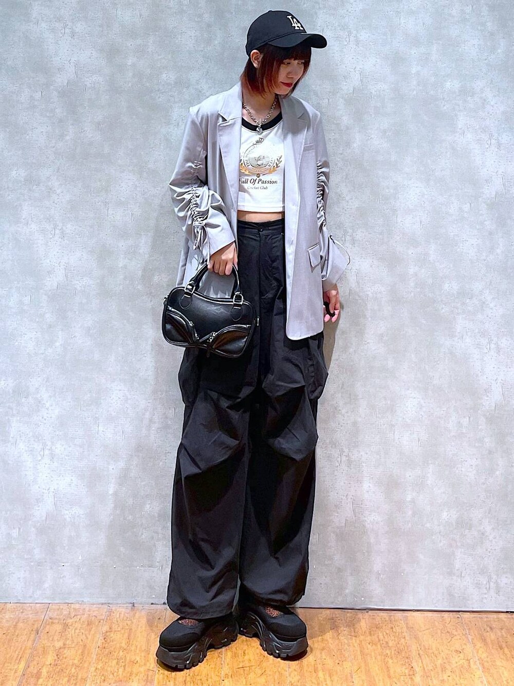 ベージュ系のテーラードジャケット、ホワイト系のTシャツ/カットソー、ブラック系のカーゴパンツを着用したレディースの春コーディネートの4枚目の写真