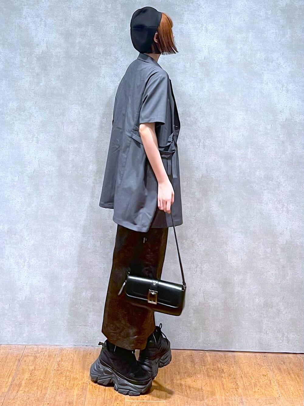 ホワイト系のタンクトップ、ブラック系のスニーカー、ブラック系のハンドバッグを着用したレディースの夏コーディネートの8枚目の写真