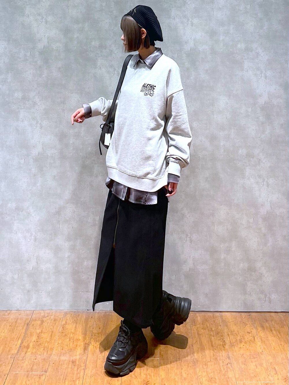 ブラック系のスニーカー、ブラック系のショルダーバッグ、グレー系のシャツ/ブラウスを着用したレディースの秋コーディネートの4枚目の写真