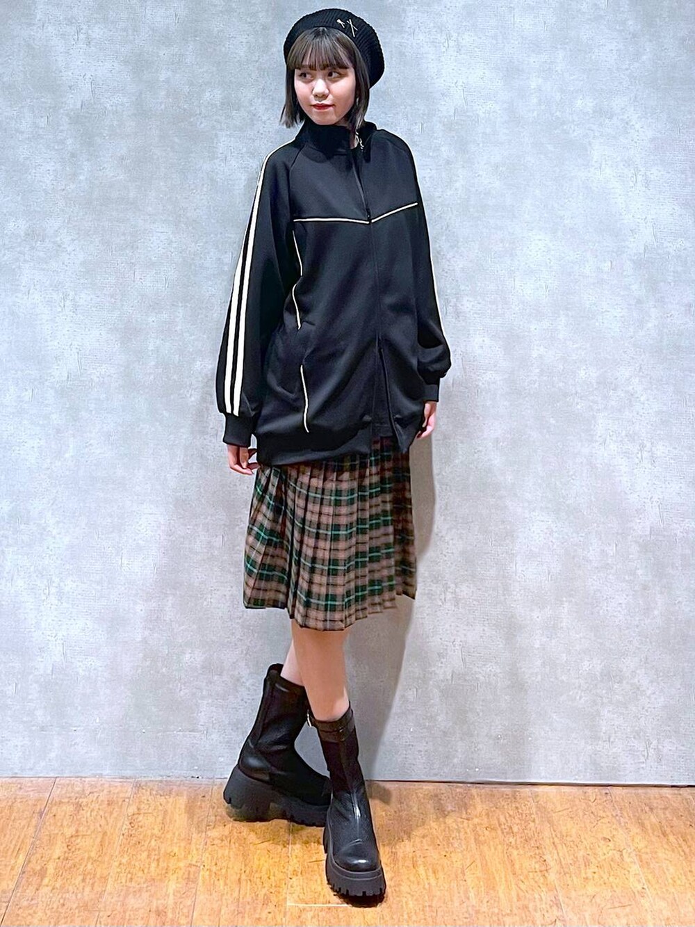 ブラック系のブーツ、ブラック系のジャージ、ブラック系のニットキャップ/ビーニーを着用したレディースの秋コーディネートの4枚目の写真