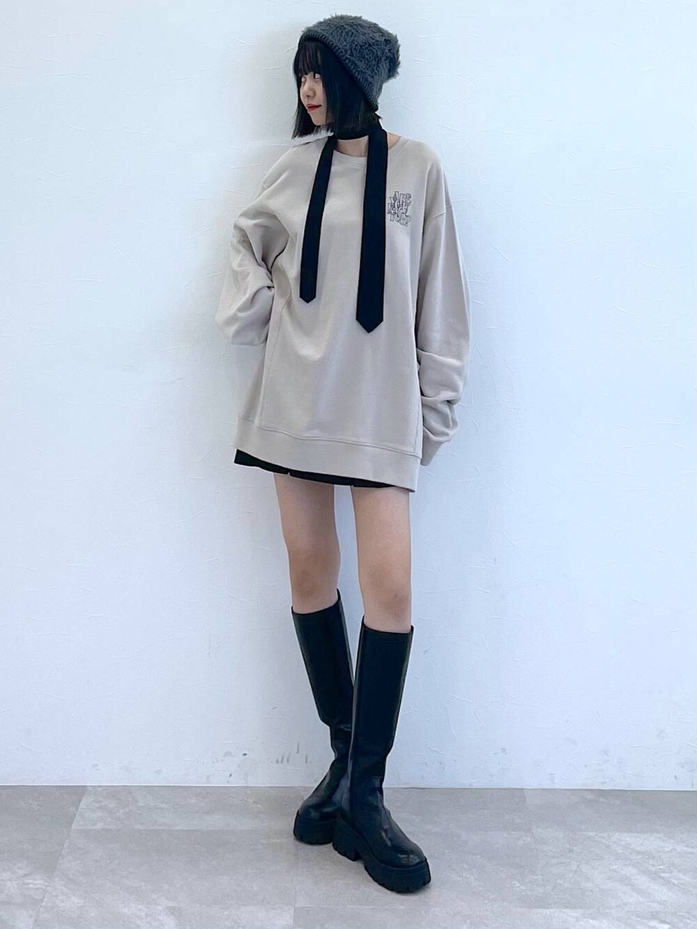 ブラック系のネクタイ、ブラック系のブーツ、ブラック系のその他パンツを着用したレディースの秋コーディネートの2枚目の写真