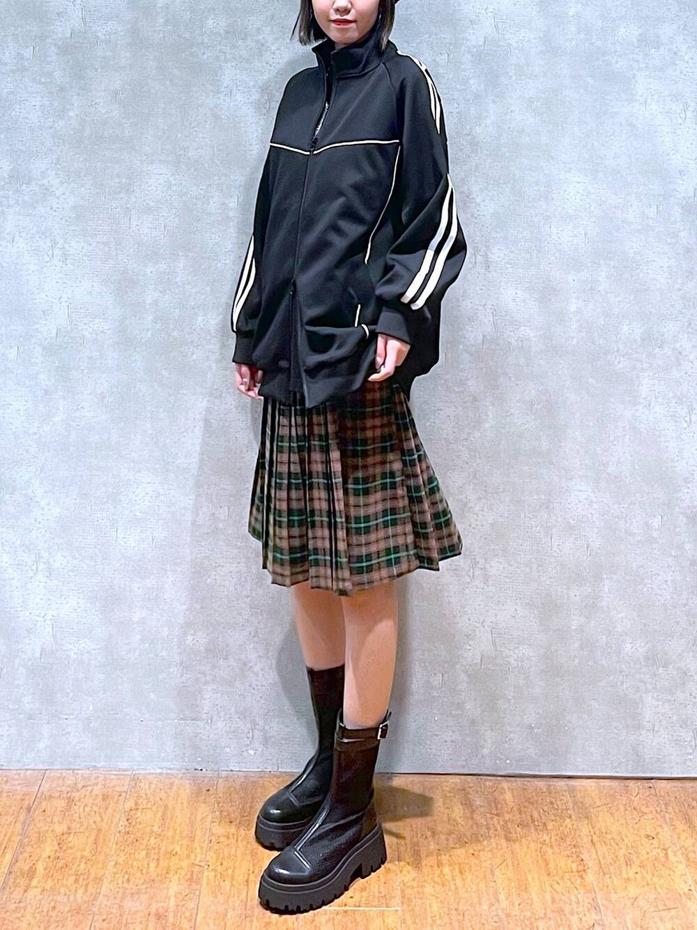 ブラック系のブーツ、ブラック系のジャージ、ブラック系のニットキャップ/ビーニーを着用したレディースの秋コーディネートの5枚目の写真